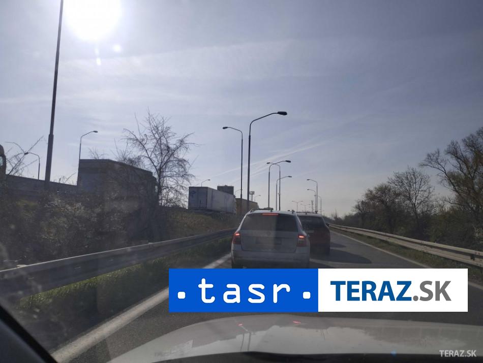 ZDRZTE SA Na D1 sa v smere do Bratislavy zrazili tri aut