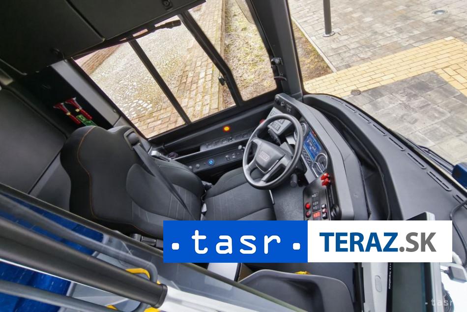 Nehoda dvoch autobusov Zasahoval aj vrtulnik