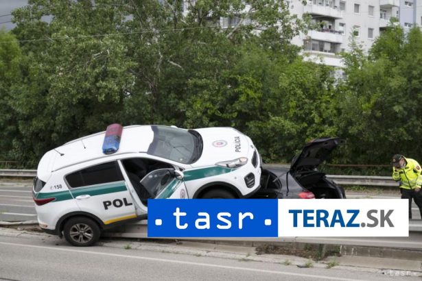 VIDEO ZRAZKA V BRATISLAVE Policajne auto narazilo do zvodidiel