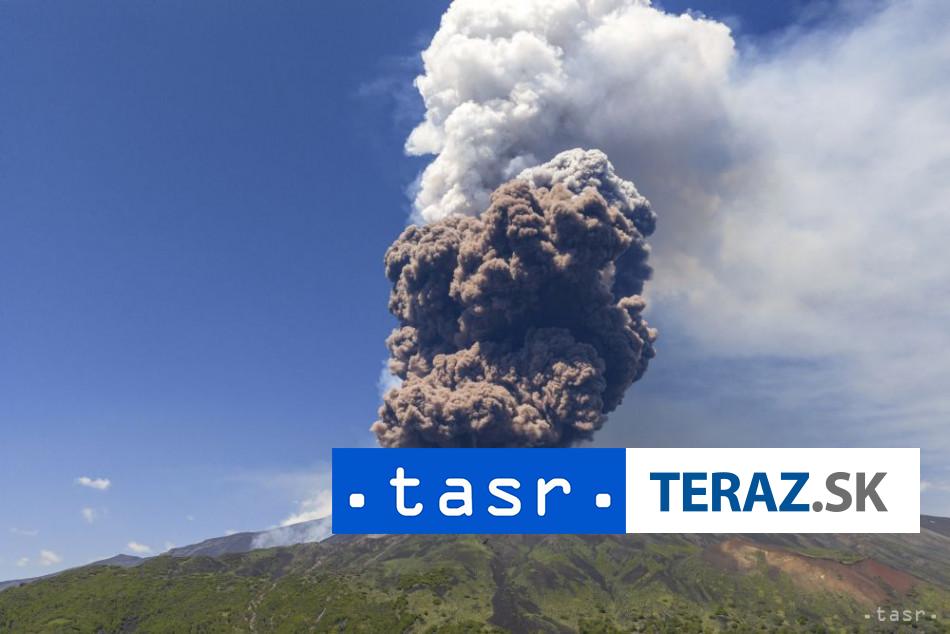 Etna komplikuje lety na Sicilii prevadzka letiska obmedzena kvoli popolu