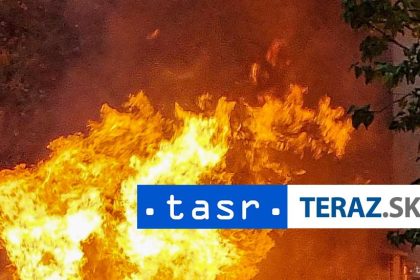 LES V PLAMENOCH Zasah hasicov komplikuje vysoke teplo a vietor