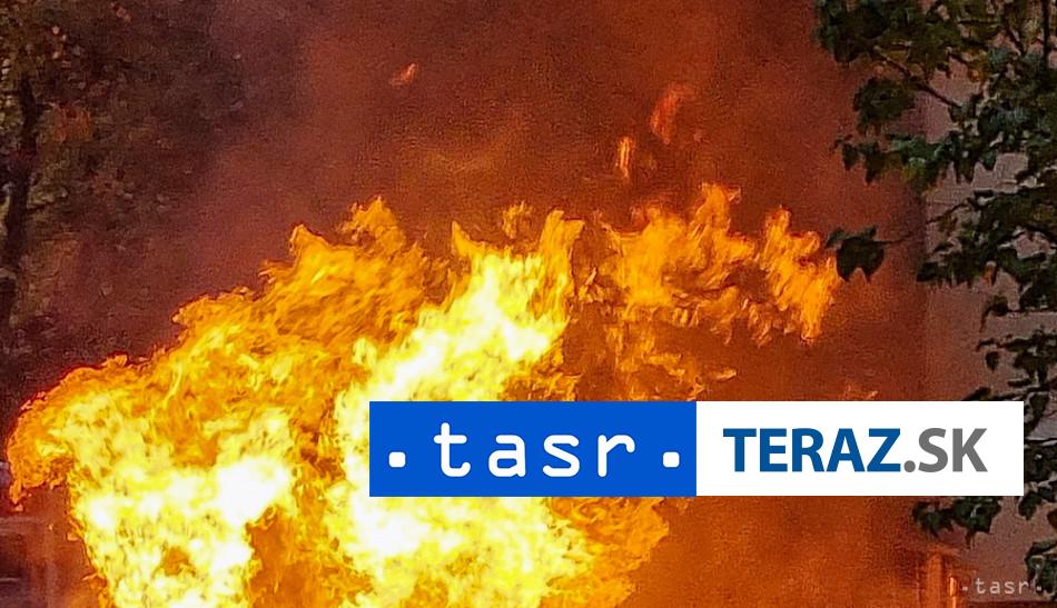 LES V PLAMENOCH Zasah hasicov komplikuje vysoke teplo a vietor