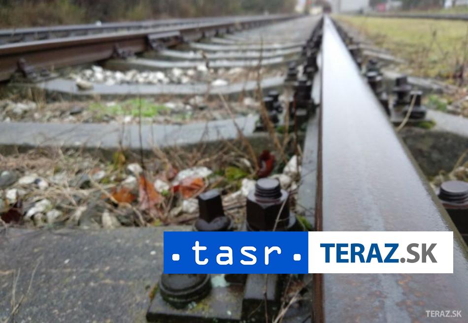 NEHODA NA TRATI VLAK NARAZIL DO AUTA NA PRIECESTI A VEYKOLEJIL SA