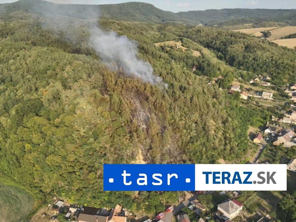 V obci Radzovce hori les zasahuje 40 hasicov vratane dobrovolnikov