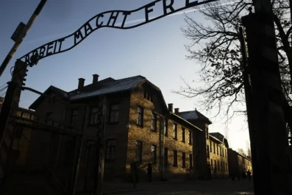 Auschwitz čelí žalobe o vrátenie akvarelov, ktoré namaľovala väzenkyňa