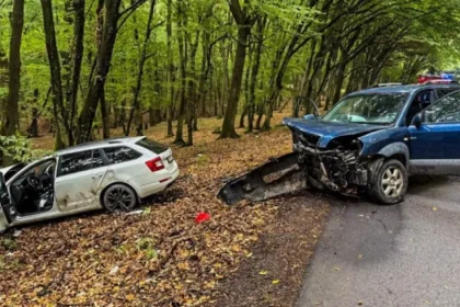 Hromadná nehoda: Zrazili sa tri autá, pri zrážke sa zranilo šesť ľudí