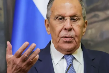 Lavrov pripúšťa rokovania s Ukrajinou, odmieta však paralelné prímerie