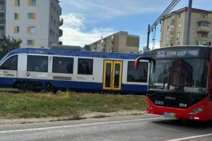 Po zrážke vlaku s autobusom v Bratislave je doprava opäť plynulá