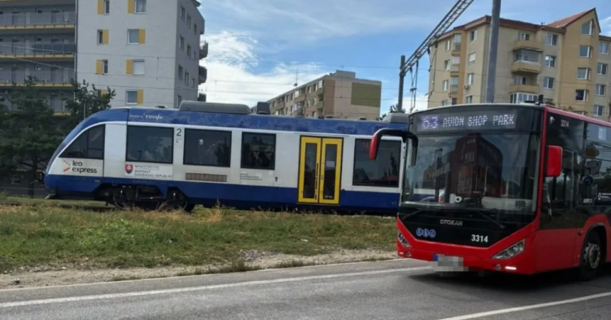 Po zrážke vlaku s autobusom v Bratislave je doprava opäť plynulá