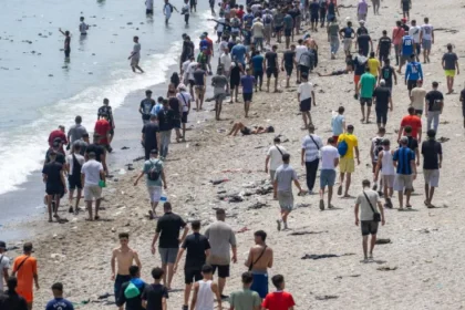 Polícia začala presúvať migrantov z pláží v Ceute do prístavu
