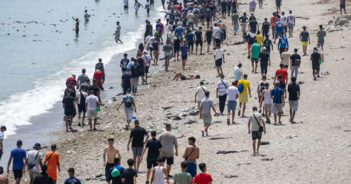 Polícia začala presúvať migrantov z pláží v Ceute do prístavu