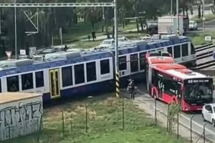 Zrážka vlaku s autobusom MHD na železničnom priecestí