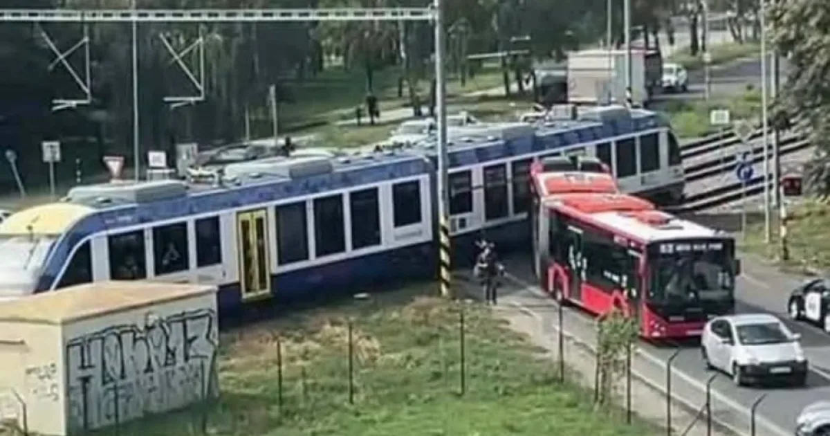 Zrážka vlaku s autobusom MHD na železničnom priecestí