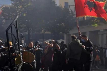 Albánsky premiér: Protesty ohrozujú členstvo v EÚ