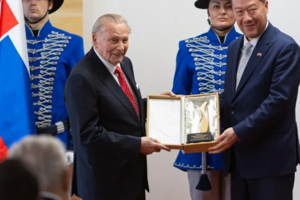 Ceny za česko-slovenskú vzájomnosť dostali Zeman a Schuster
