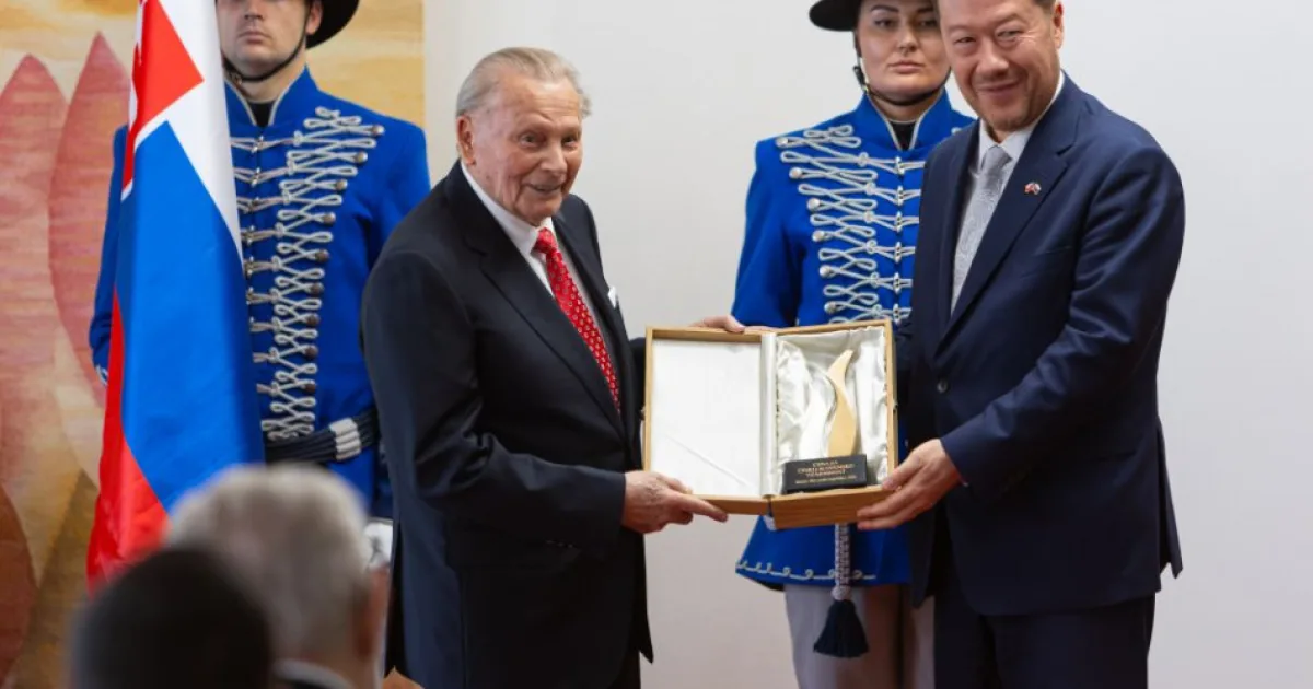 Ceny za česko-slovenskú vzájomnosť dostali Zeman a Schuster