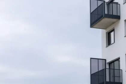 Dievča viselo z balkóna na dvanástom poschodí