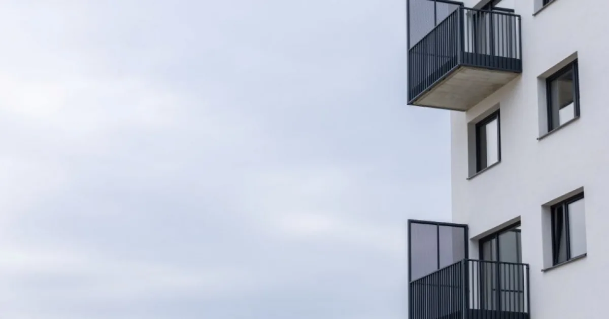 Dievča viselo z balkóna na dvanástom poschodí