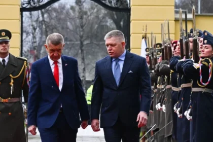 Fico a Babiš odhalia v Prahe pamätník česko-slovenského priateľstva