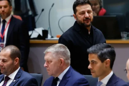 Fico odcestoval zo summitu EÚ v Bruseli do Srbska podporiť Vučiča