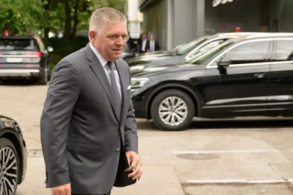Fico vystúpi na mítingu Vučičovej strany v Belehrade