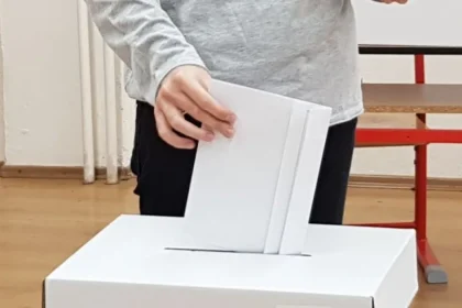 Izrael: Rekordná volebná účasť, voľby bez jasného víťaza