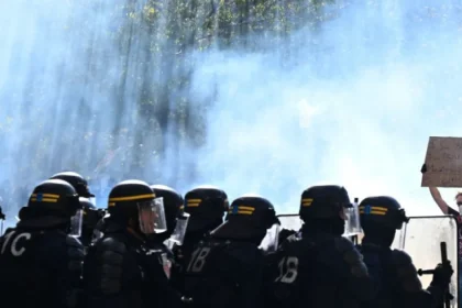 Macron neprijal demisiu ministra vnútra po násilných protestoch