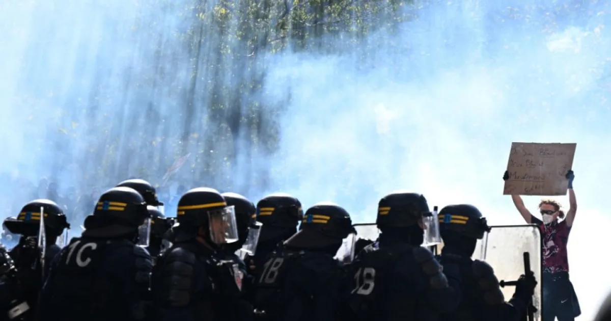 Macron neprijal demisiu ministra vnútra po násilných protestoch