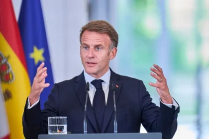 Macron odsúdil antisemitské vyjadrenia pripisované Bardellovi