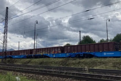 Muž v Piešťanoch vyliezol na vagón, zásah elektrickým prúdom neprežil