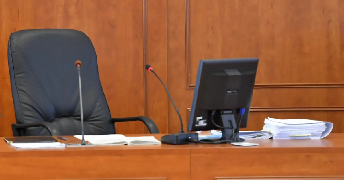 Muž zničil reproduktory, aby ženu uchránil pred panikou zo sirén