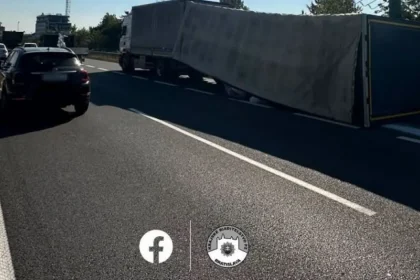 Na diaľnici D1 smerom do Trnavy sa prevrátil kamión