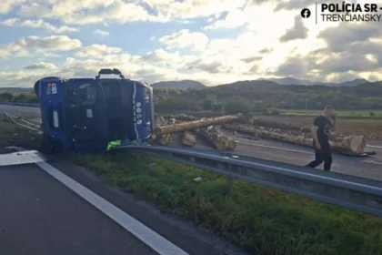 NEHODA NA D1 PRI BELUŠI: Úsek z Beluše na Žilinu je neprejazdný