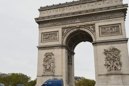 Parížske múzeá zostali zatvorené, do ulíc vyšli tisíce policajtov