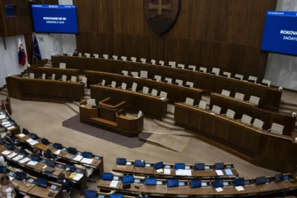 Poslanci budú rokovať o zákone na ochranu mládeže až do úplného prevzatia