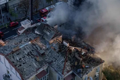 Ruský úder na Kyjev poškodil stanicu metra a zdravotnícke objekty