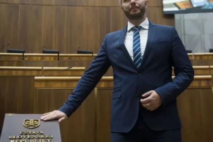 Slyško odchádza z poslaneckého klubu Hlasu-SD