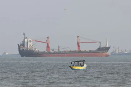V Hormuzskom prielive horí tanker po náraze na mínu