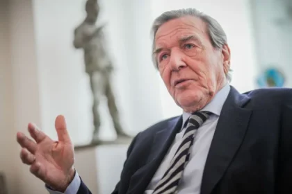 V SPD žiadajú vylúčenie Schrödera pre jeho väzby na Rusko